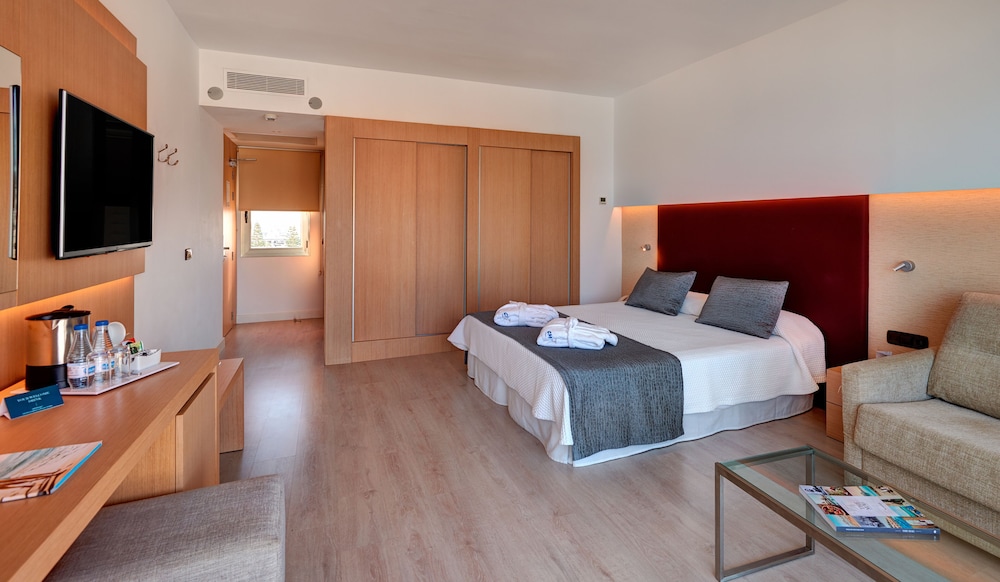 CM Playa del Moro Hotel — Hotel rooms in Cala Millor, Balearic Islands