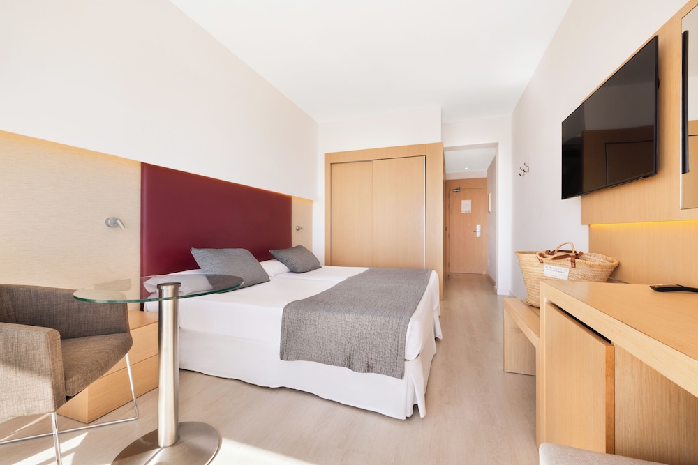 CM Playa del Moro Hotel — Hotel rooms in Cala Millor, Balearic Islands