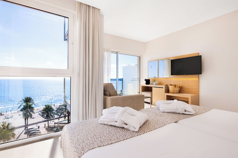 CM Playa del Moro Hotel — Hotel rooms in Cala Millor, Balearic Islands