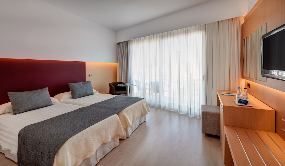 CM Playa del Moro Hotel — Hotel rooms in Cala Millor, Balearic Islands