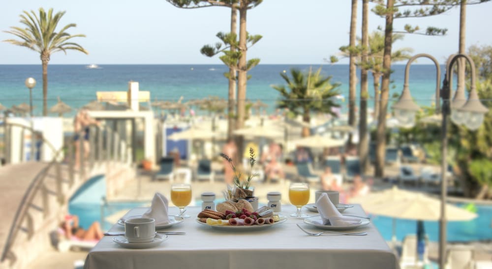 CM Playa del Moro Hotel — Restaurant & bars in Cala Millor, Balearic Islands
