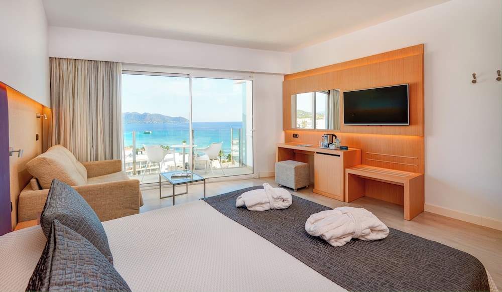 CM Playa del Moro Hotel — Hotel rooms in Cala Millor, Balearic Islands