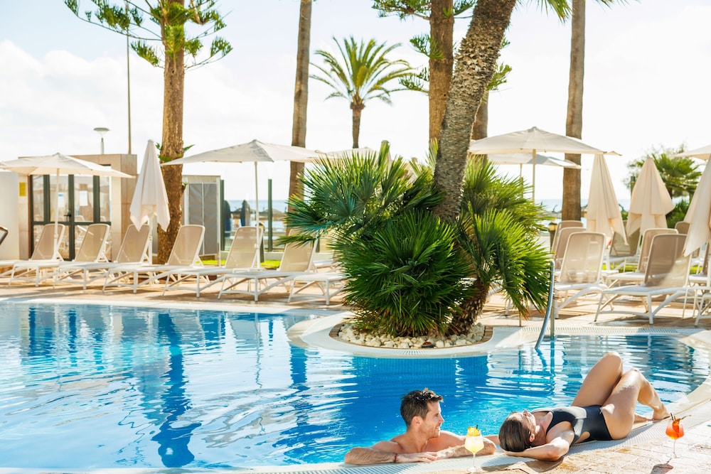 CM Playa del Moro Hotel — Swimming pool in Cala Millor, Balearic Islands