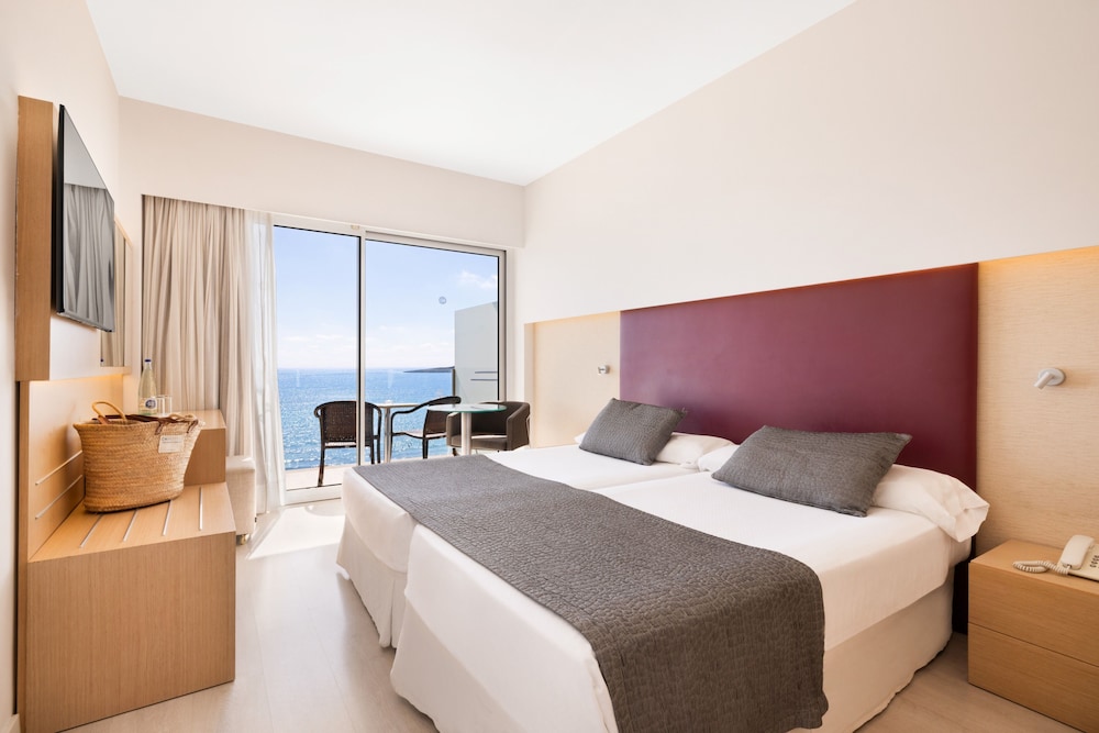 CM Playa del Moro Hotel — Hotel rooms in Cala Millor, Balearic Islands