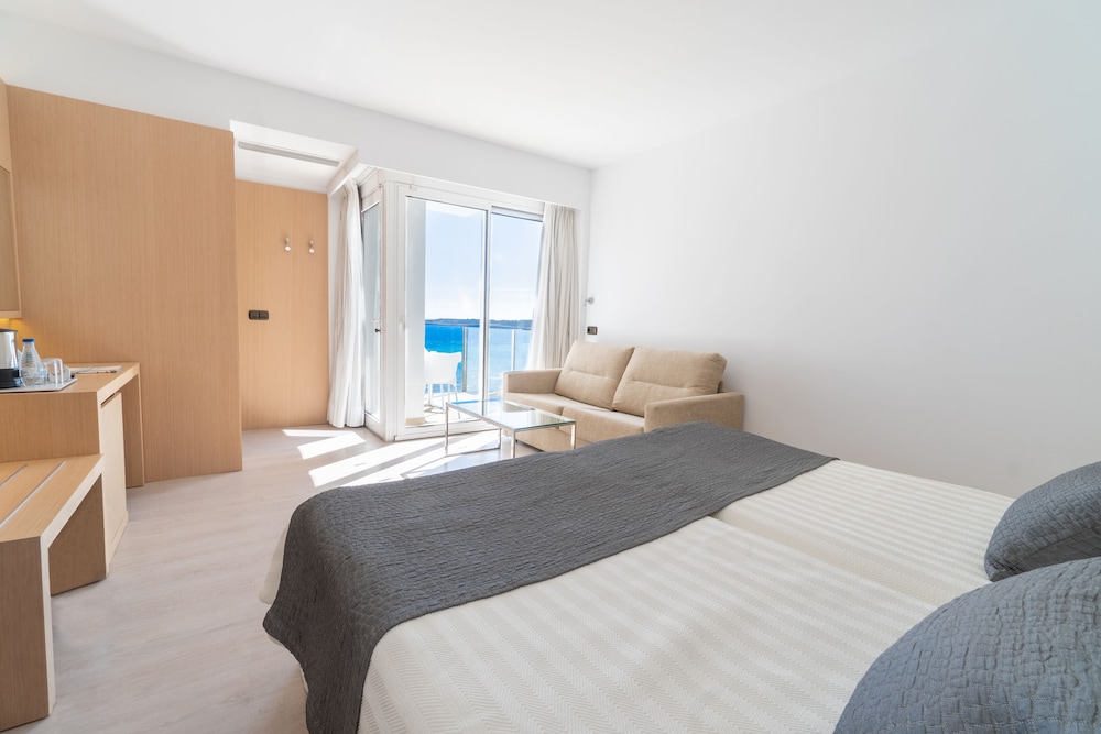 CM Playa del Moro Hotel — Hotel rooms in Cala Millor, Balearic Islands