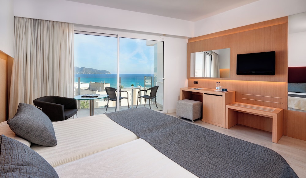 CM Playa del Moro Hotel — Hotel rooms in Cala Millor, Balearic Islands