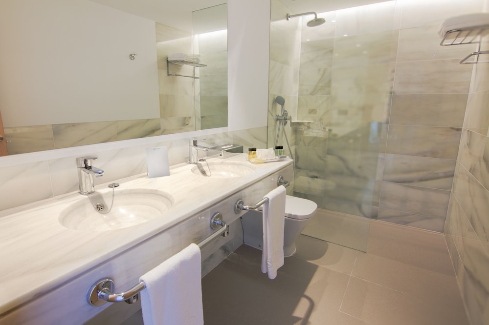 CM Playa del Moro Hotel — Hotel rooms in Cala Millor, Balearic Islands