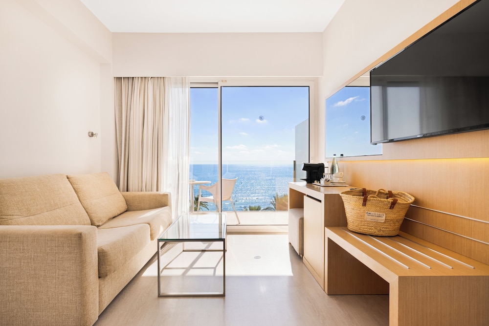 CM Playa del Moro Hotel — Hotel rooms in Cala Millor, Balearic Islands