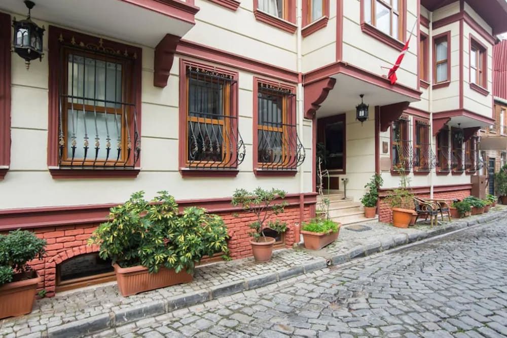 Aruna Hotel