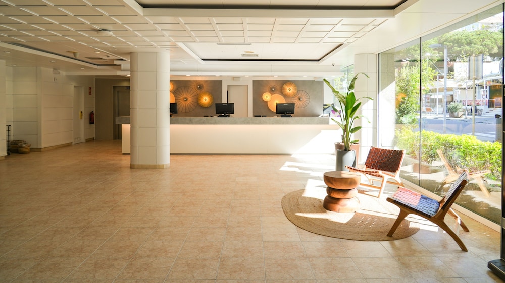 htop Amatista — Hotel building in Lloret de Mar, Catalonia