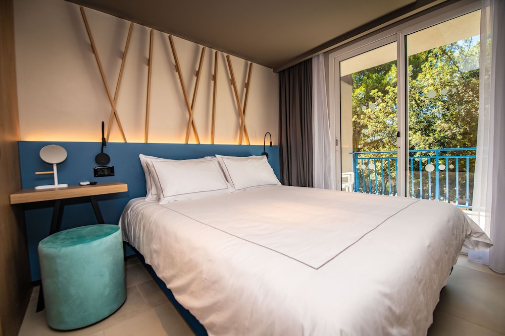 Arena Verudela Beach Apartments — Hotel rooms in Pula, Istria
