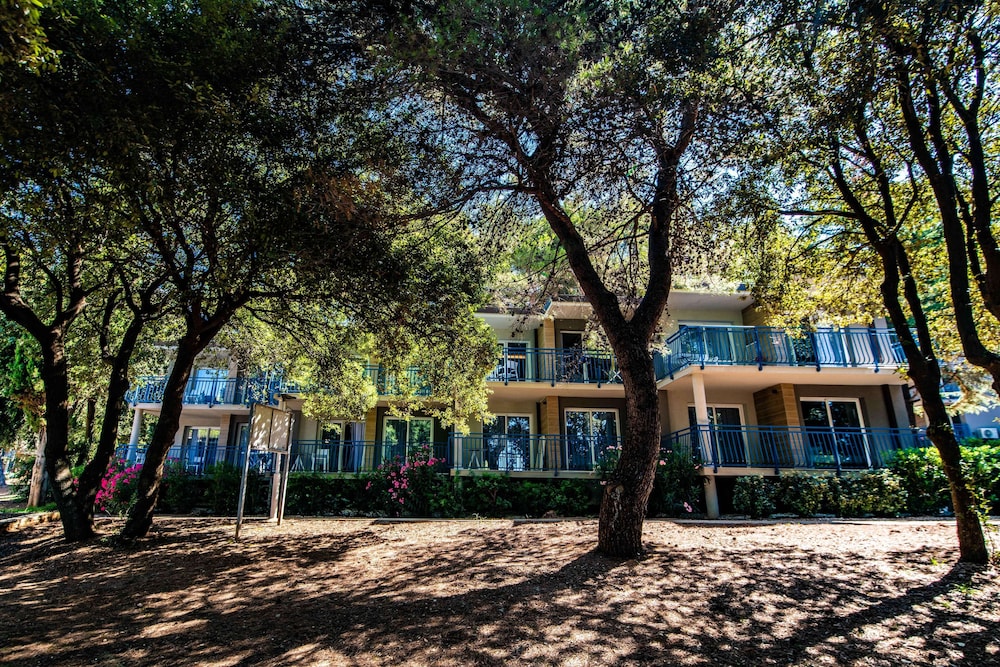 Arena Verudela Beach Apartments — Hotel building in Pula, Istria