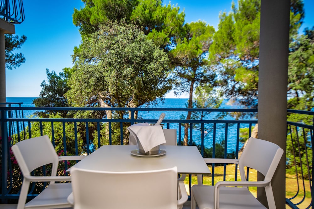 Arena Verudela Beach Apartments — Hotel rooms in Pula, Istria