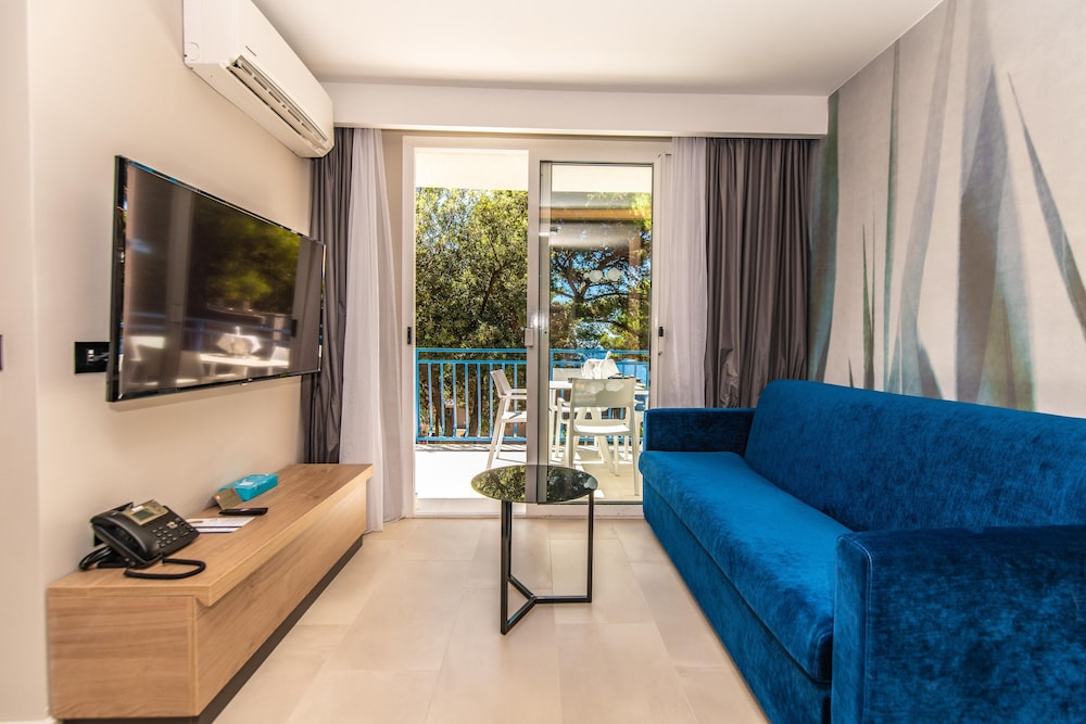 Arena Verudela Beach Apartments — Hotel rooms in Pula, Istria
