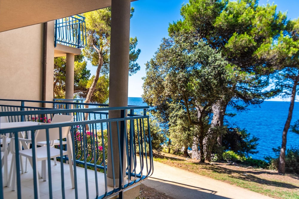 Arena Verudela Beach Apartments — Hotel building in Pula, Istria
