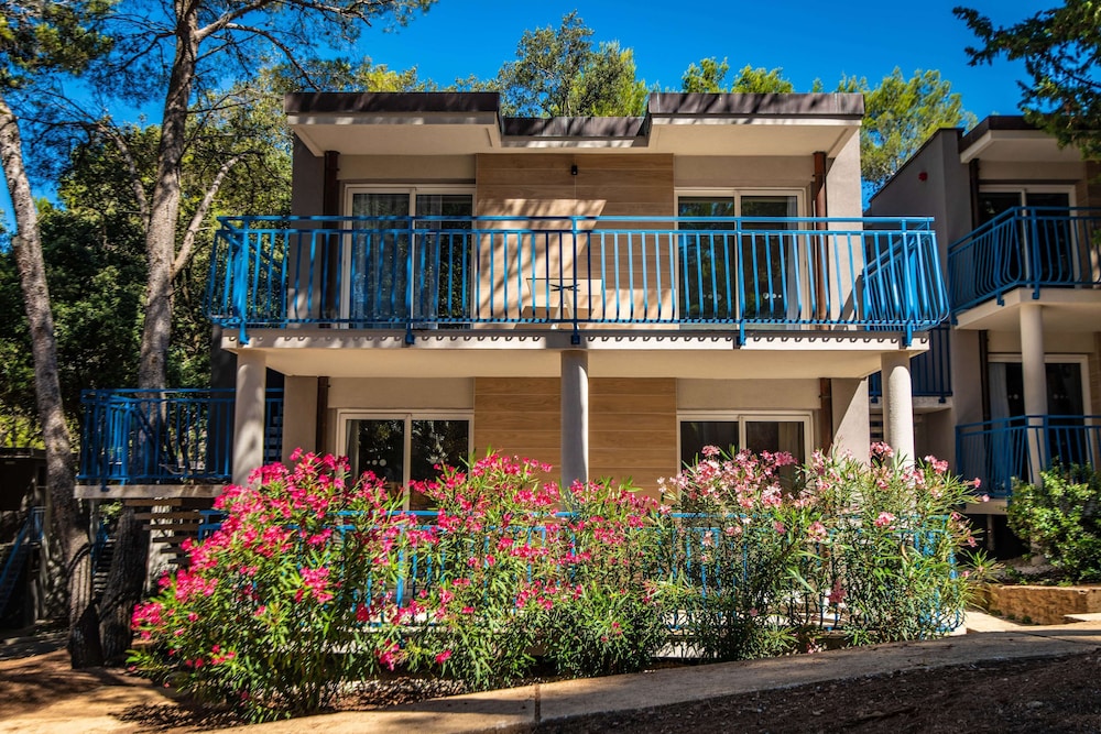 Arena Verudela Beach Apartments — Hotel building in Pula, Istria