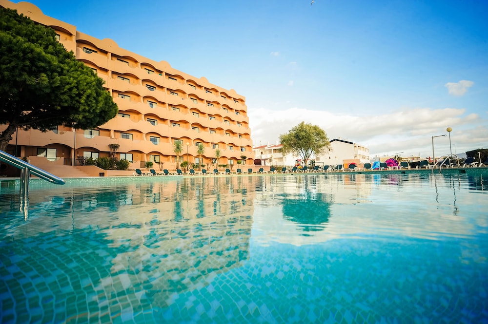 Vila Gale Atlantico Resort Hotel — Swimming pool in Albufeira, Faro