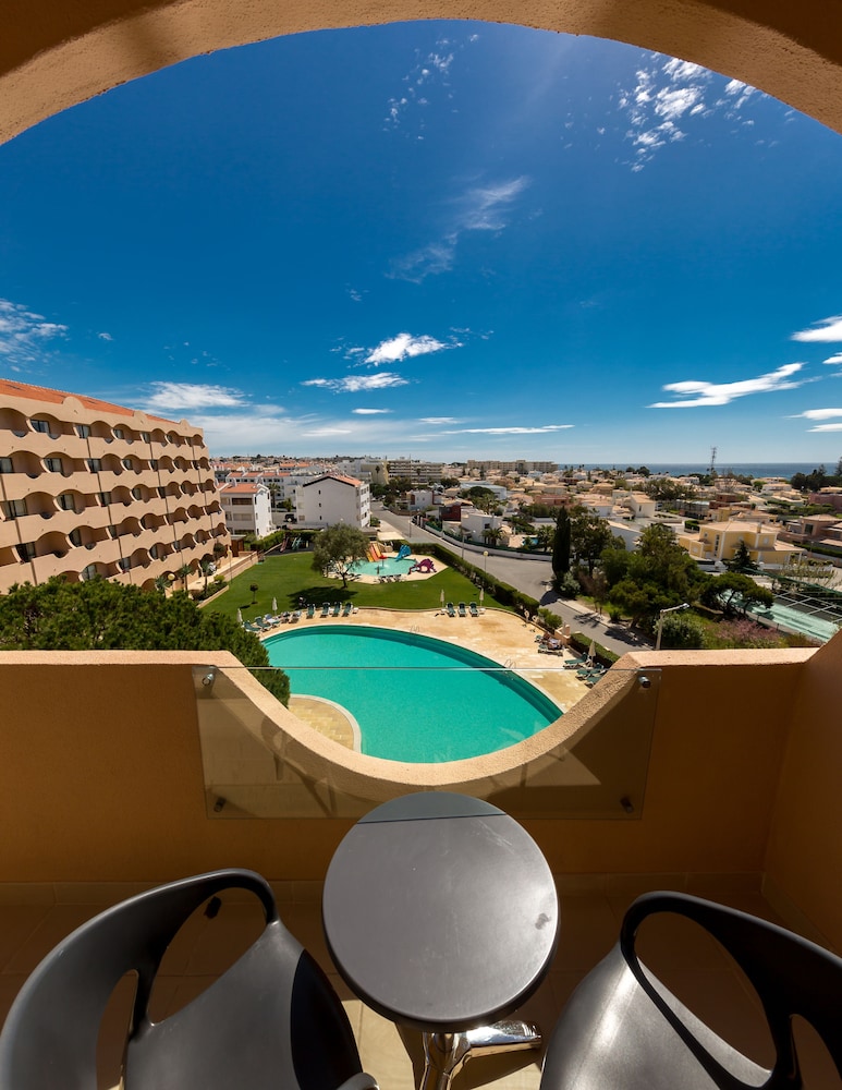 Vila Gale Atlantico Resort Hotel — Swimming pool in Albufeira, Faro