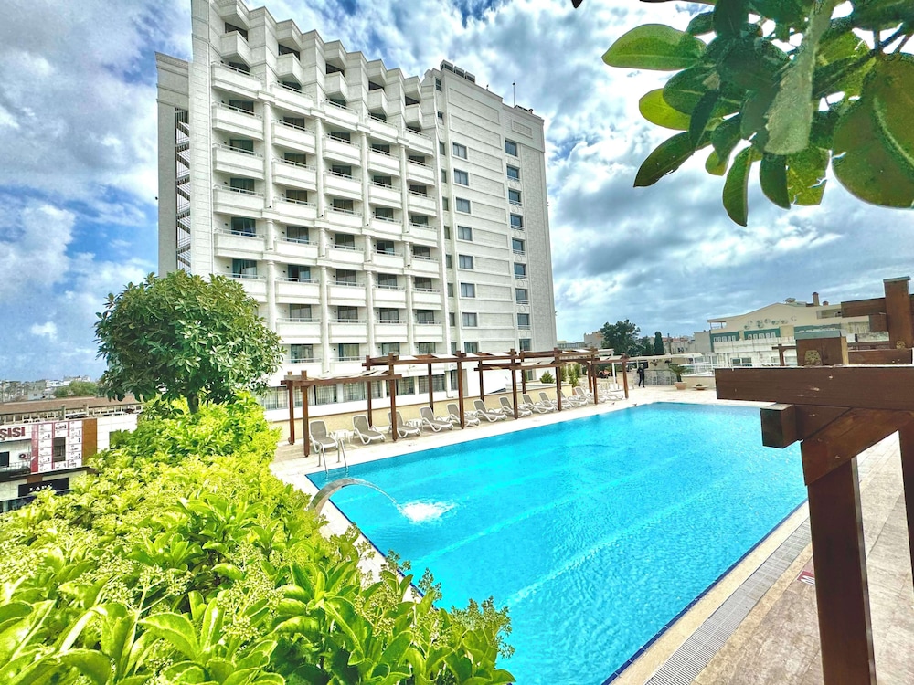 Best Western Plus Khan Hotel — Swimming pool in Antalya