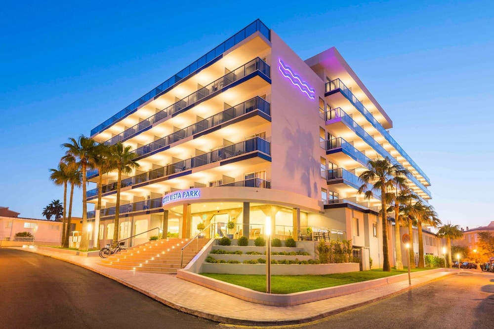 Hotel Vista Park — Hotel building in Can Picafort, Balearic Islands