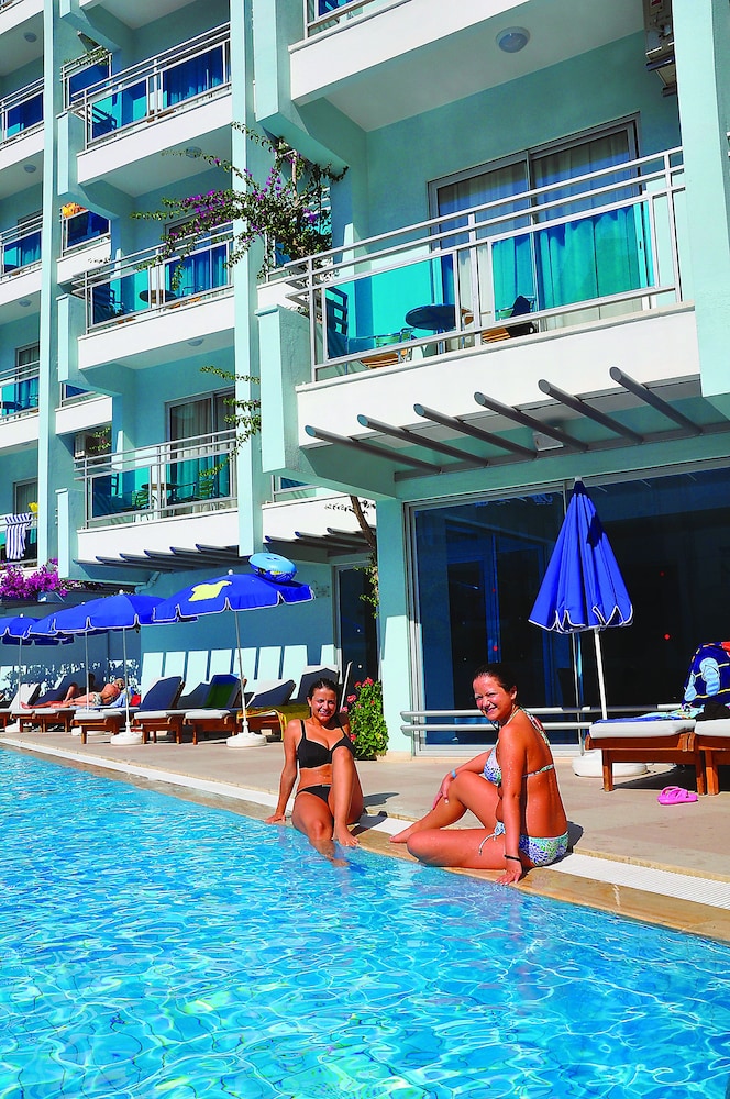 Blue Diamond Alya Hotel - All Inclusive — Swimming pool in Alanya