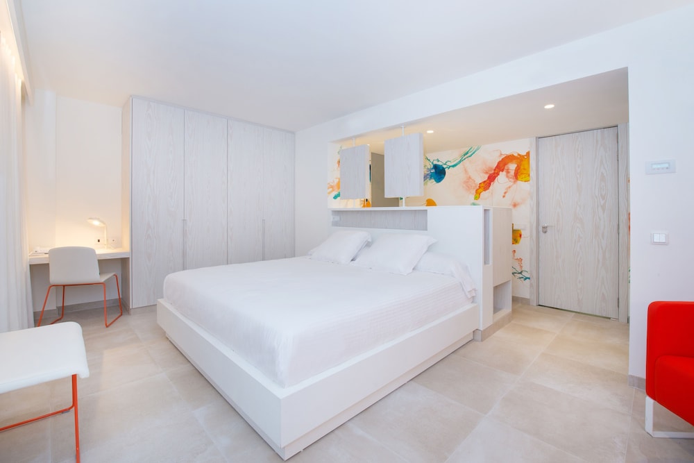 Iberostar Waves Alcudia Park — Hotel rooms in Playa de Muro, Balearic Islands