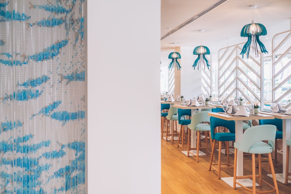 Iberostar Waves Alcudia Park — Restaurant & bars in Playa de Muro, Balearic Islands