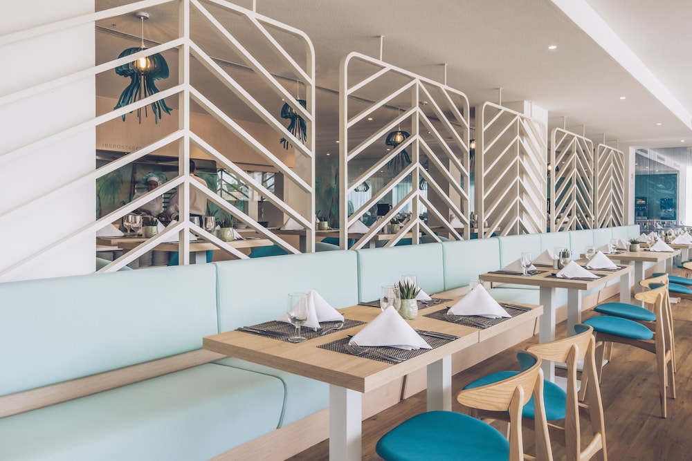 Iberostar Waves Alcudia Park — Restaurant & bars in Playa de Muro, Balearic Islands
