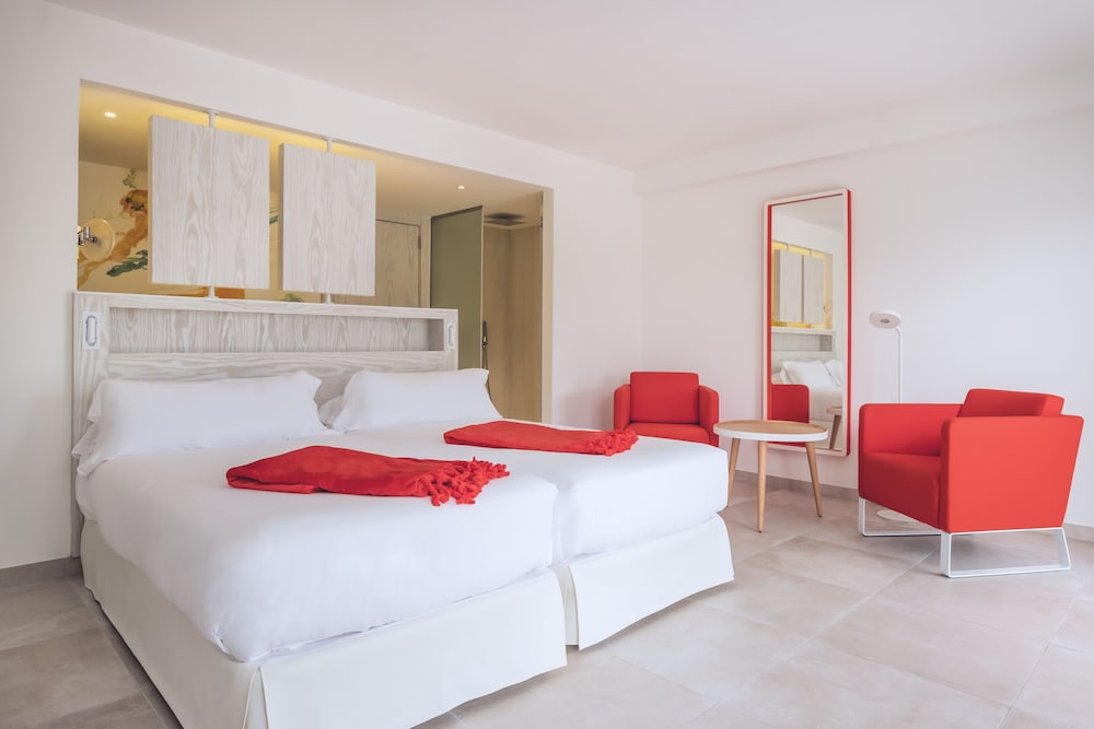 Iberostar Waves Alcudia Park — Hotel rooms in Playa de Muro, Balearic Islands