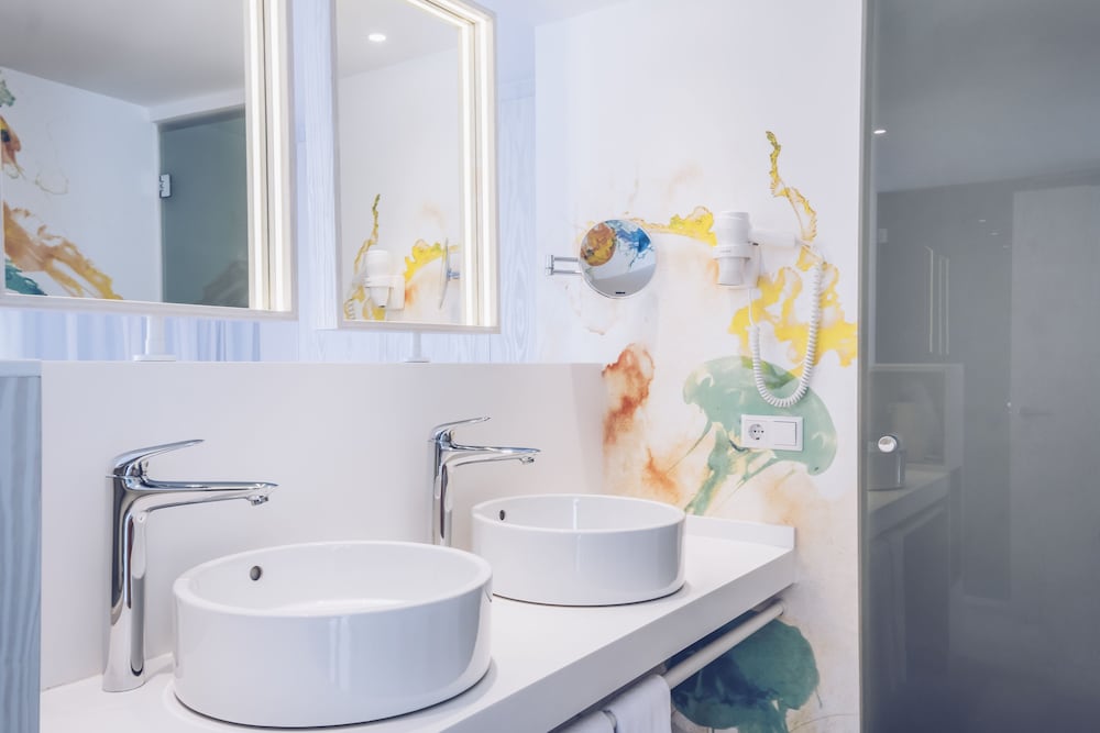 Iberostar Waves Alcudia Park — Hotel rooms in Playa de Muro, Balearic Islands