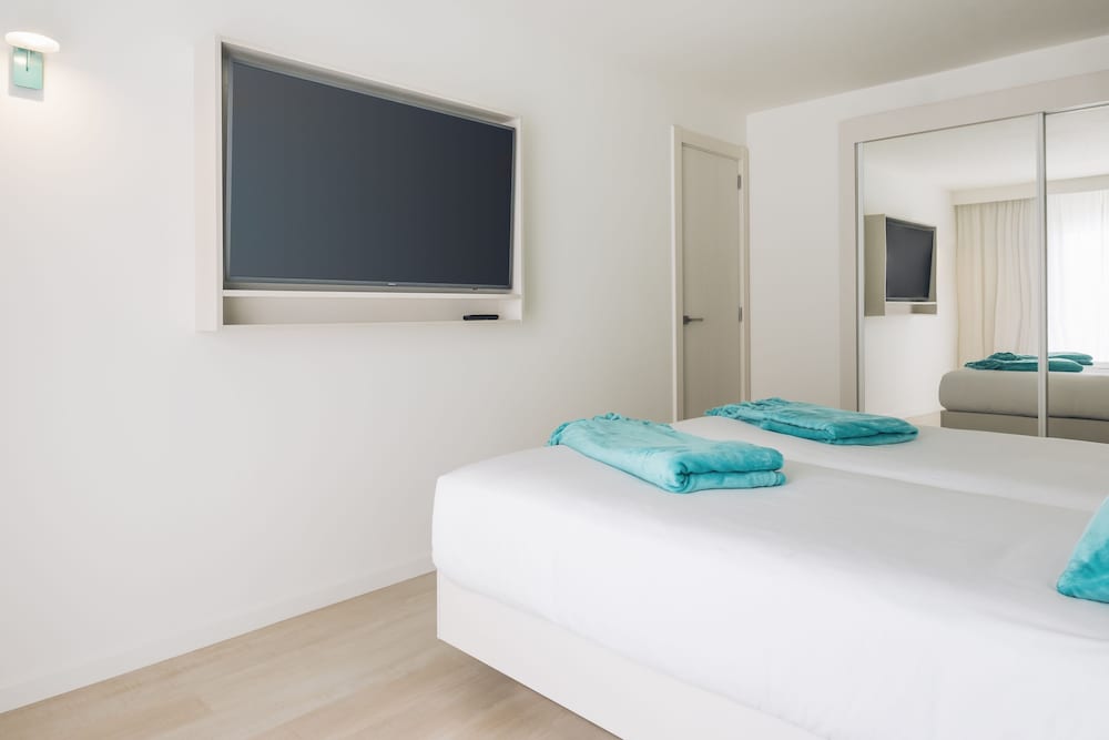 Iberostar Waves Alcudia Park — Hotel rooms in Playa de Muro, Balearic Islands
