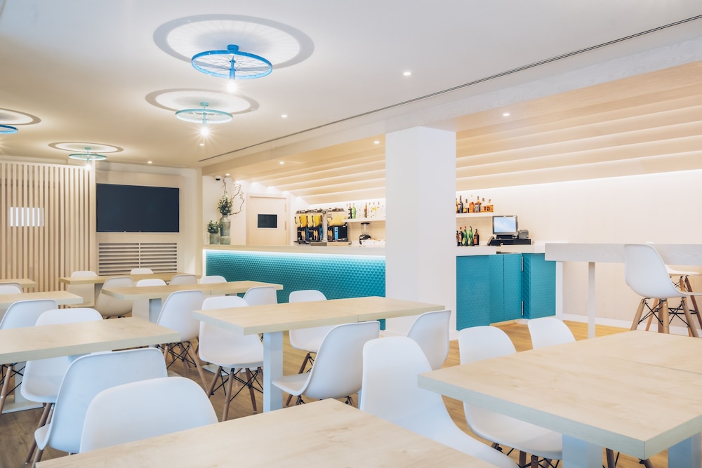 Iberostar Waves Alcudia Park — Restaurant & bars in Playa de Muro, Balearic Islands