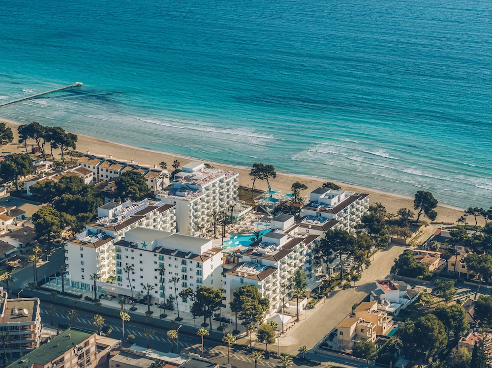 Iberostar Waves Alcudia Park — Hotel building in Playa de Muro, Balearic Islands
