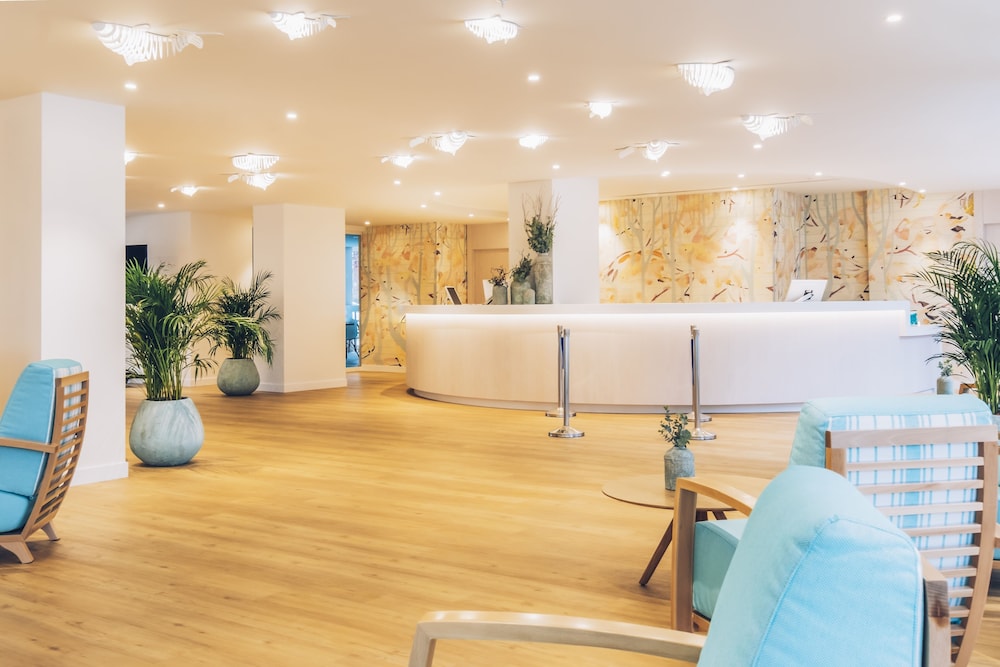 Iberostar Waves Alcudia Park — Hotel building in Playa de Muro, Balearic Islands