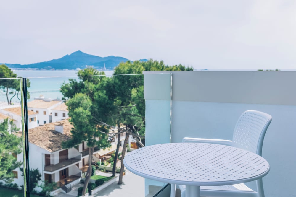 Iberostar Waves Alcudia Park — Hotel rooms in Playa de Muro, Balearic Islands