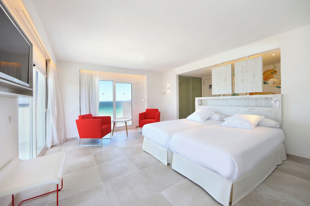 Iberostar Waves Alcudia Park — Hotel rooms in Playa de Muro, Balearic Islands