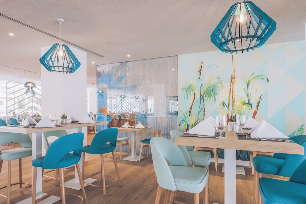 Iberostar Waves Alcudia Park — Restaurant & bars in Playa de Muro, Balearic Islands