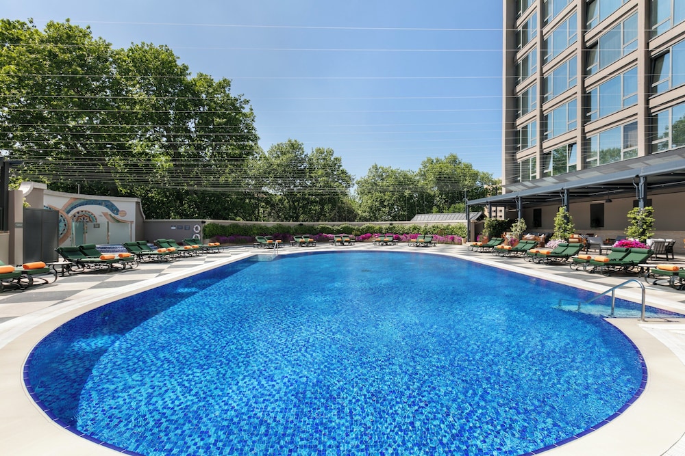 InterContinental Istanbul by IHG — Swimming pool in Istanbul, Istanbul