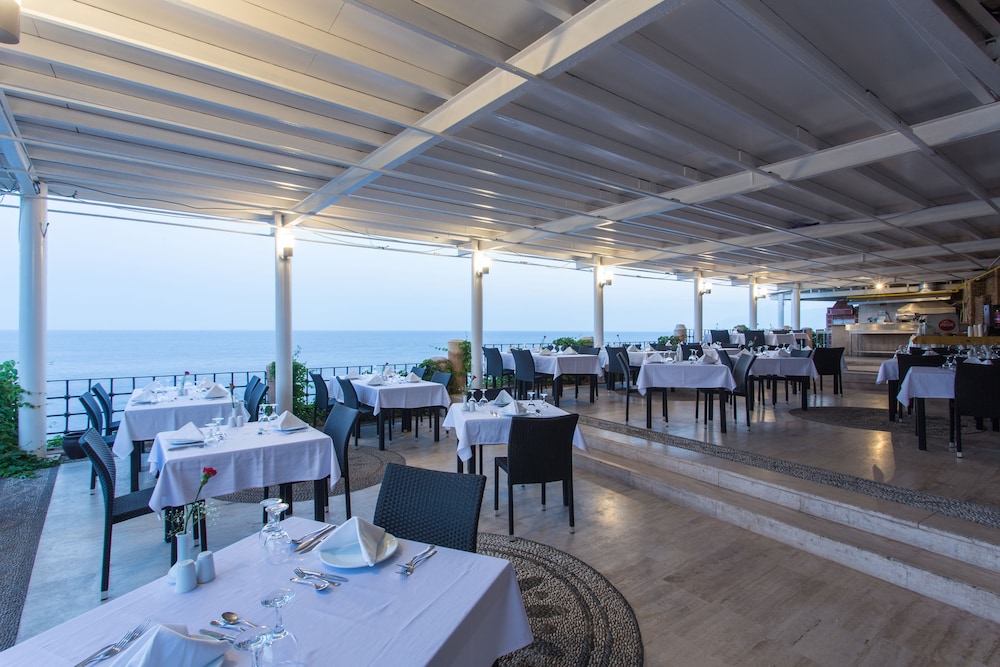 Falcon Hotel — Restaurant in Antalya