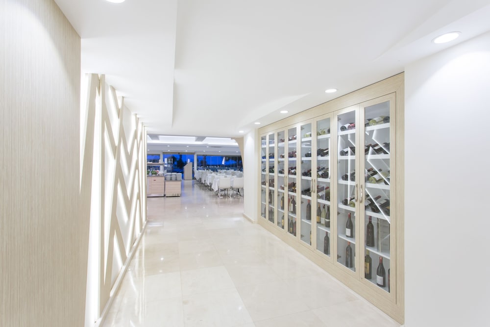 Falcon Hotel — Restaurant in Antalya