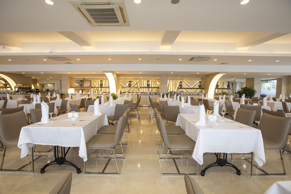 Falcon Hotel — Restaurant in Antalya