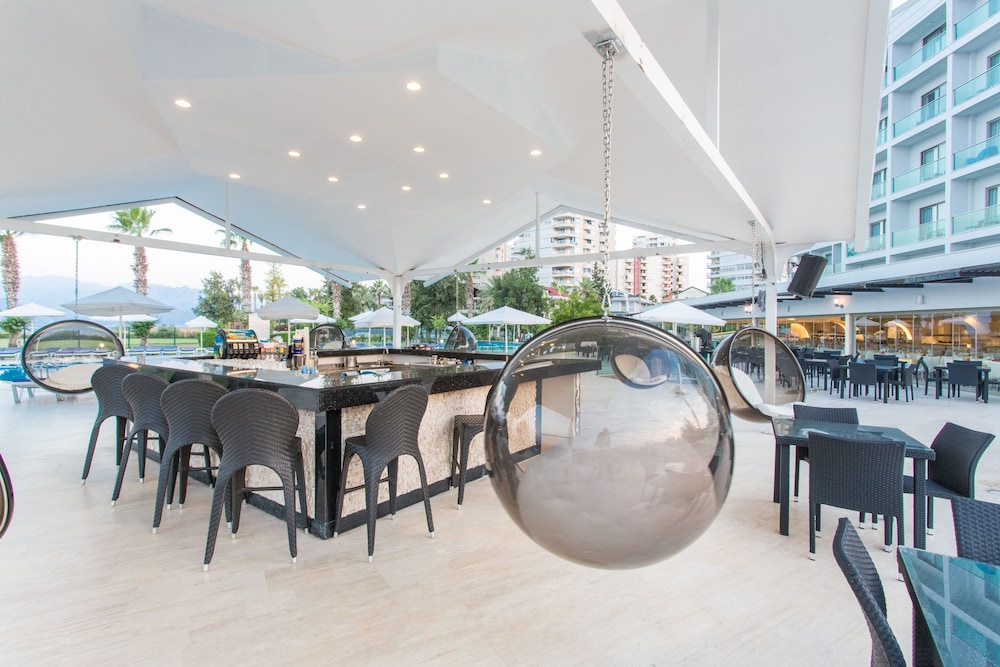 Falcon Hotel — Restaurant in Antalya