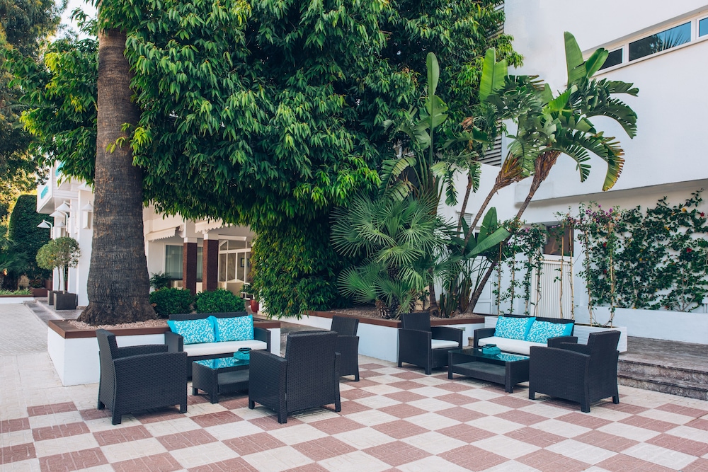 Iberostar Waves Ciudad Blanca — Hotel building in Alcudia, Balearic Islands