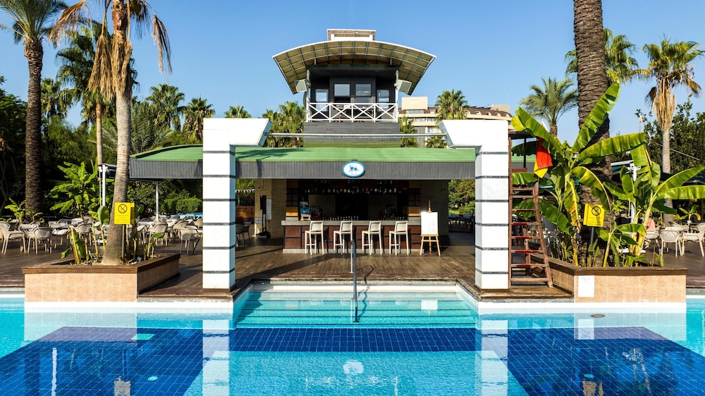 Concorde De Luxe Resort Lara Antalya - Prive Ultra All Inclusive — Swimming pool in Lara
