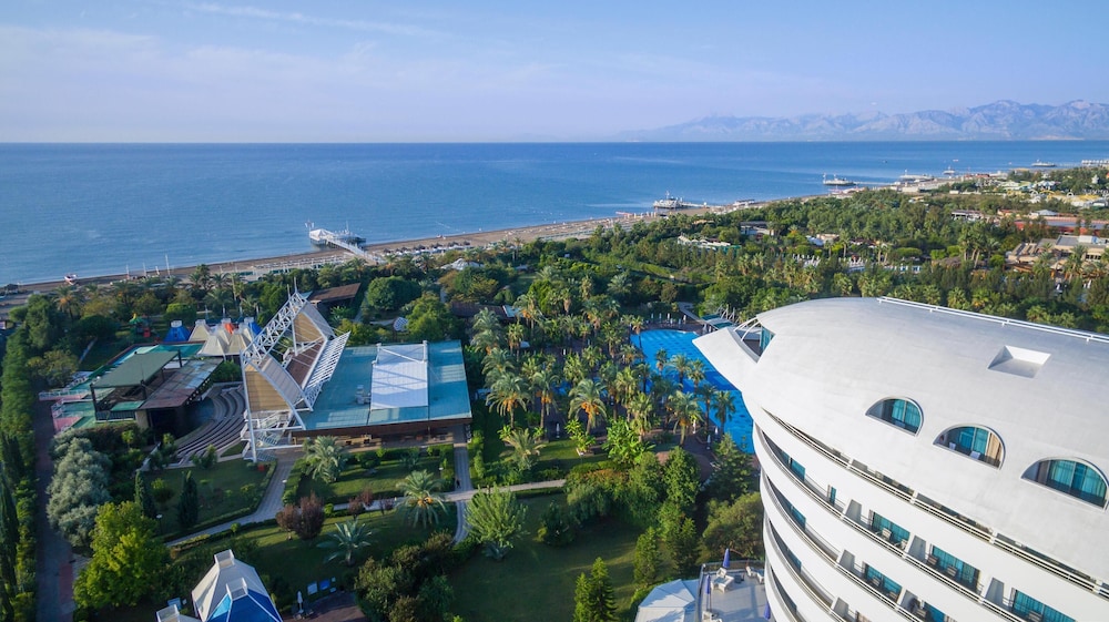 Concorde De Luxe Resort Lara Antalya - Prive Ultra All Inclusive — Hotel building in Lara