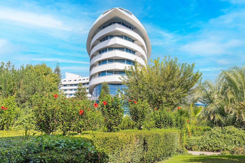 Concorde De Luxe Resort Lara Antalya - Prive Ultra All Inclusive — Hotel building in Lara