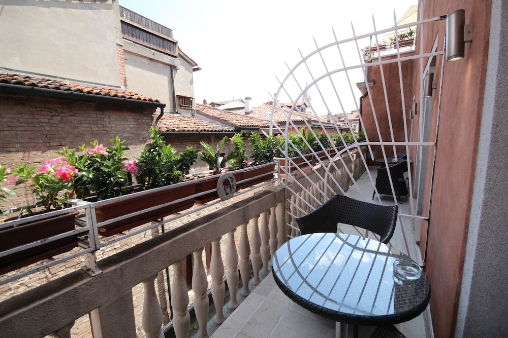 Hotel A LA Commedia — Hotel building in Venice, Veneto