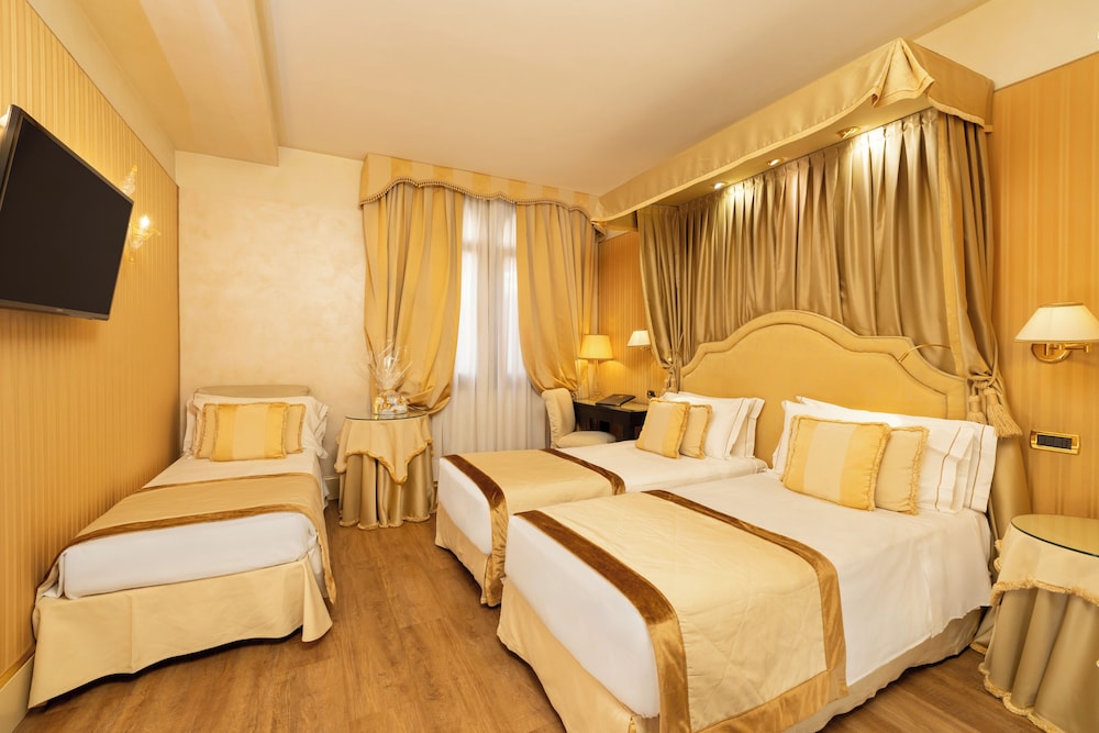 Hotel A LA Commedia — Hotel rooms in Venice, Veneto