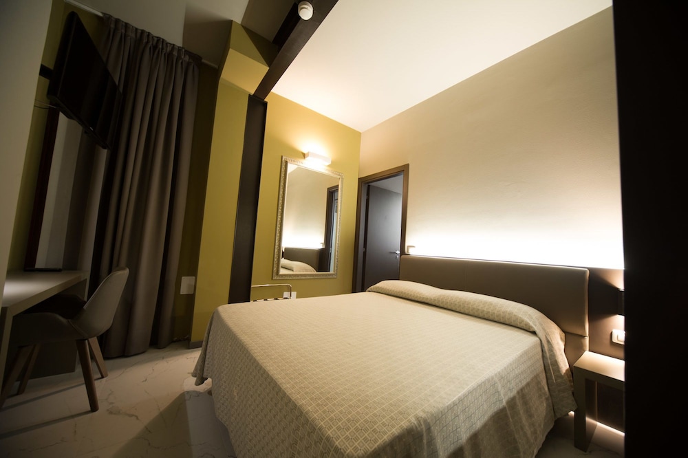 Hotel Aaron — Hotel rooms in Mestre, Veneto