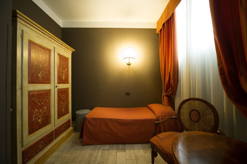 Hotel Aaron — Hotel rooms in Mestre, Veneto